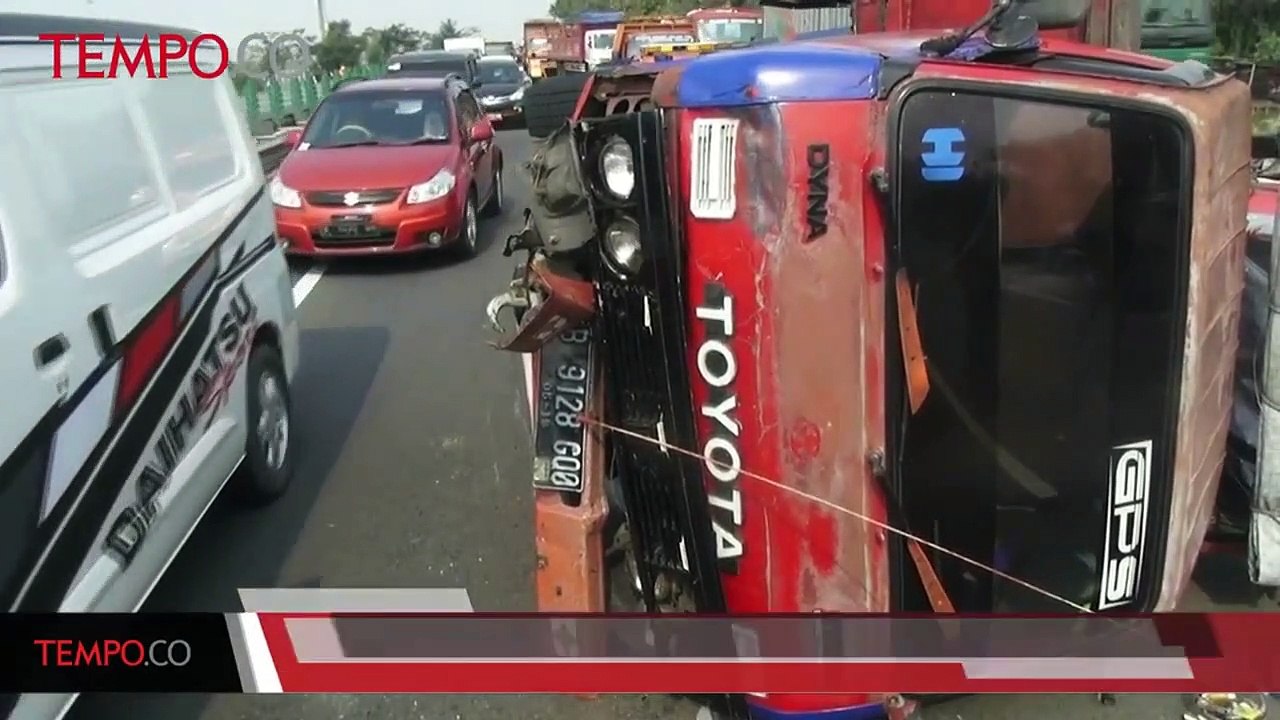 Pecah Ban, Truk Pengangkut Karet Terguling di Tol