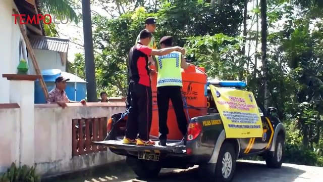 Atasi Kesulitan Air, Polsek Girimulyo Distribusikan Air Bersih