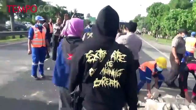 Tuntut ganti Rugi, Puluhan Mahasiswa dan Warga Tutup Tol Reformasi