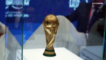 Fußball-WM: Pokal ist enthüllt, Mannschaften sind auch schon da