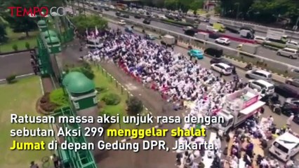Massa Aksi 299 Gelar Salat Jumat di Depan DPR