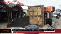 Kelebihan Muatan, Truk Patah As dan Terguling di Ciruas Banten