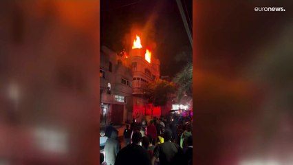 Gaza, in fiamme un edificio, almeno 21 morti