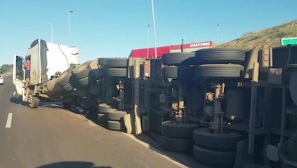 Caminhão tomba no Trevo Cataratas