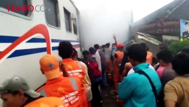 Kereta Terbakar Usai Tabrak Mobil di Senen, 2 Orang Tewas