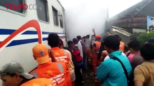 Kereta Terbakar Usai Tabrak Mobil di Senen, 2 Orang Tewas