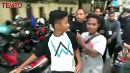 Hendak Curi Helm Ditempat Parkir, Seorang Pemuda Jadi Bulan-bulanan warga