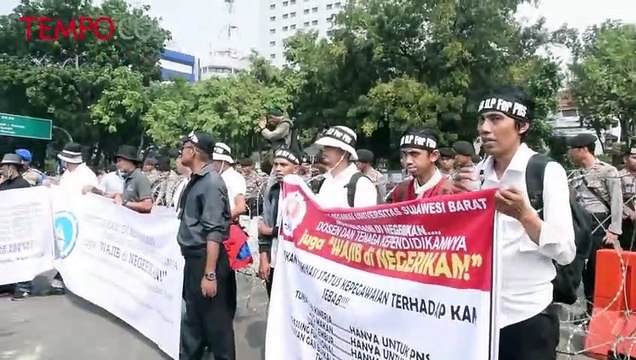 Desak Status Pegawai PTNB, Dosen Gelar Aksi di Depan Istana