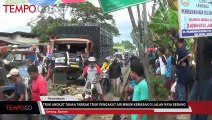 Truk Angkut Tanah Tabrak Truk Pengangkut Air Minum Kemasan di Jalan Raya Serang