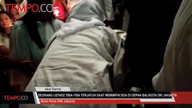 Seorang Ustadz Tiba-tiba Terjatuh Saat Memimpin Doa di Depan Balai Kota DKI Jakarta