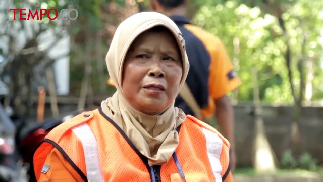 Semangat Kartini, Enung Rela Jadi Juru Parkir Gantikan Suami