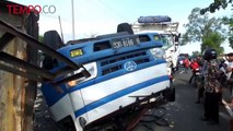 Sopir Kelelahan, Truk Eskrim Terguling Dihajar Truk Tronton
