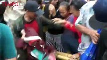Ratusan Warga Berdesakan dan Saling Injak Saat Pengusaha di Makassar Bagikan Zakat