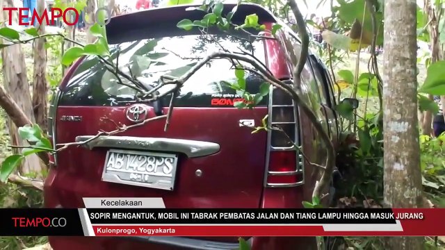 Sopir Mengantuk, Mobil Ini Tabrak Pembatas Jalan dan Tiang Lampu Hingga Masuk Jurang