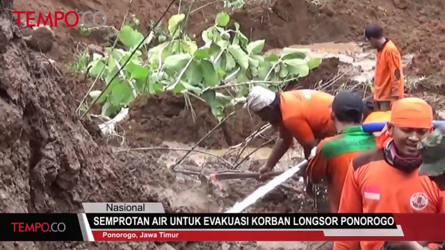Semprotan Air Untuk Evakuasi Korban Longsor Ponorogo