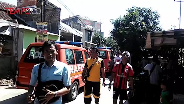 Polisi Geledah Rumah Terduga Pelaku Bom Kampung Melayu di Bandung