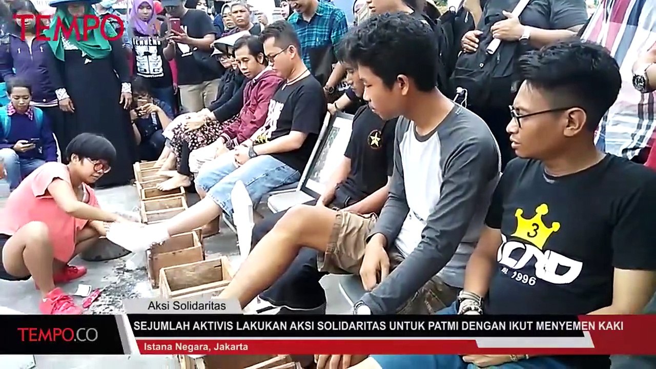 Sejumlah Aktivis Lakukan Aksi Solidaritas Untuk Patmi dengan Menyemen Kaki
