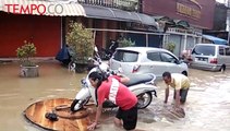 Banjir Bandung, Ruas Jalan provinsi Tenggelam Warga Gunakan Perahu