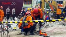 Petugas Bawa Anjing Pelacak Cari Korban Gempa di Reruntuhan