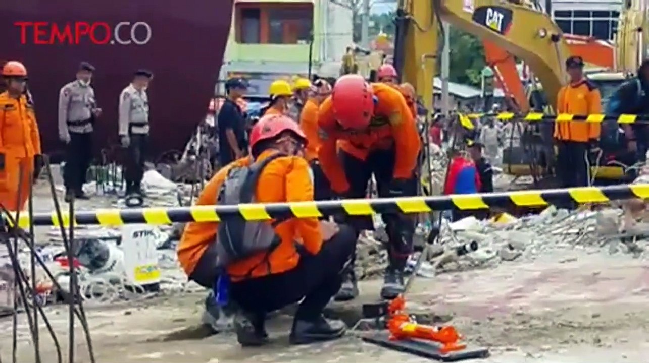 Petugas Bawa Anjing Pelacak Cari Korban Gempa di Reruntuhan
