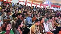 Menteri Rini Soemarmo Beli Sovenir saat Buka Telkomcraft