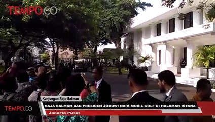 Raja Salman dan Presiden Jokowi Naik Mobil Golf di Halaman Istana