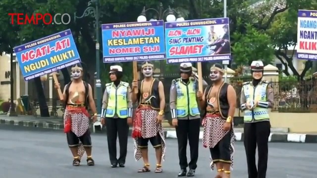 Polisi Berkostum Pewayangan Sosialisasikan Tertib Lalu Lintas