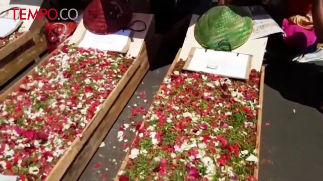 Konflik Agraria, Petani Gelar Aksi Kubur Diri di Depan Istana