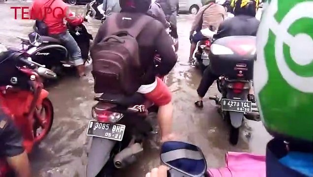 Banjir Di Gunung Sahari Lumpuhkan Akses Bus Transjakarta