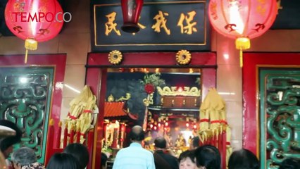 Ini Tradisi Naikkan Dewa di Klenteng Sio Hok Bio