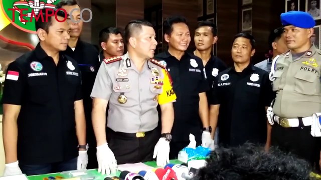 Dibawa ke BNN, Ridho Rhoma Tutupi Wajahnya dengan Kain Hitam