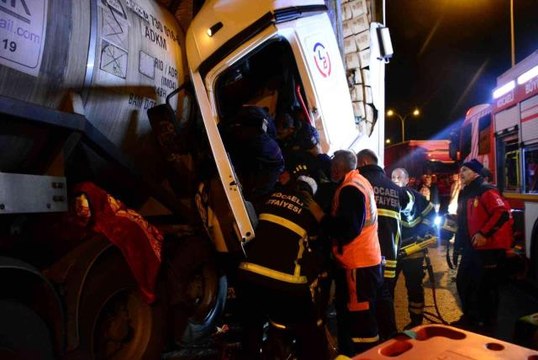 Kağıt gibi ezilen tırda sıkışan sürücüyü kurtarmak için seferber oldular