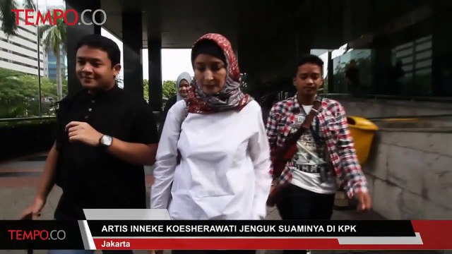 Artis Inneke Koesherawati Jenguk Suami di KPK