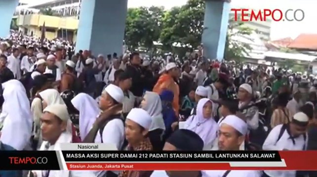 Massa Aksi Super Damai 212 Padati Stasiun Sambil Lantunkan Salawat
