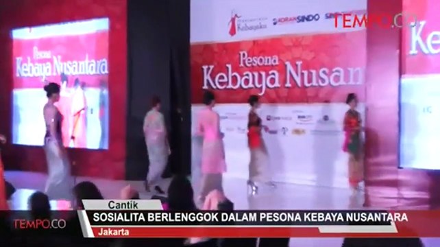 Sosialita Berlenggok Dalam Pesona Kebaya Nusantara