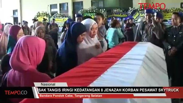 Isak Tangis Iringi Kedatangan 8 Jenazah Korban Pesawat Skytruck