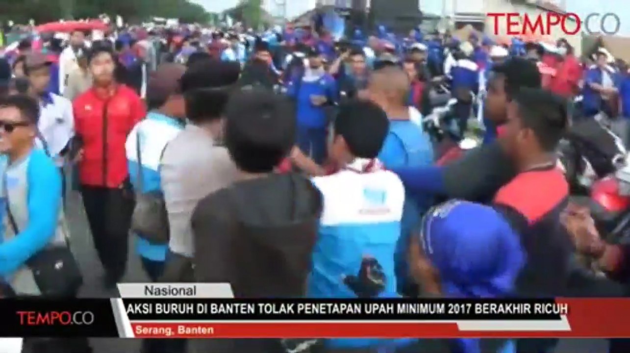 Aksi Ribuan  Buruh Di Banten Tolak Penetapan Upah Minimum 2017 Berlangsung Ricuh