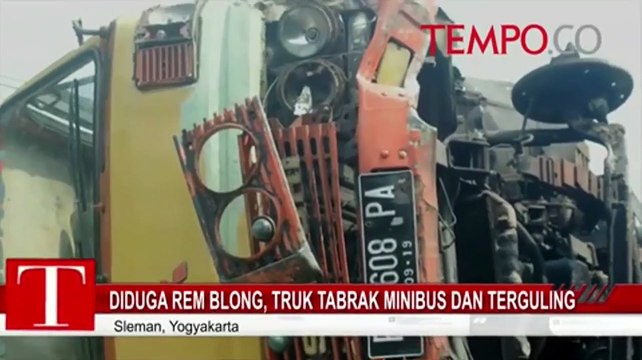 Diduga Rem Blong, Truk Tabrak Minibus dan Terguling