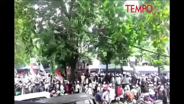 Demo FPI, Mobil Rizieq Shihab Terhalang Kabel dan Ranting