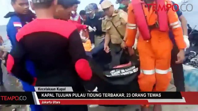 Massa Pendukung Ahok Berjoget di Luar Ruang Sidang