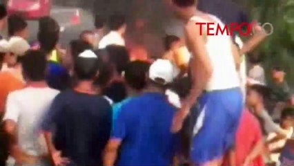 Detik-Detik Minibus Berpenumpang 6 Orang Terbakar