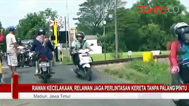 Rawan Kecelakaan, Relawan Jaga Perlintasan Kereta Tanpa Palang Pintu