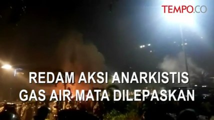 Redam Aksi Anarkistis, Polisi Lepaskan Gas Air Mata