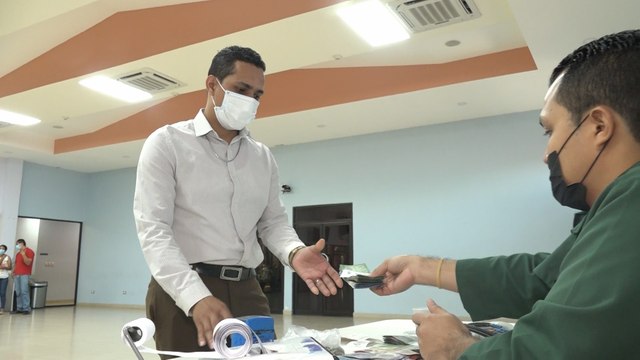 Educadores de Nicaragua reciben pago del aguinaldo