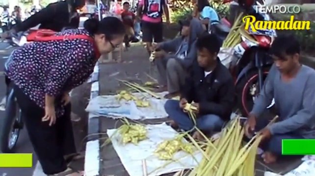 Dibanjiri Pembeli, Berkah Lebaran Untuk Pedagang Kulit Ketupat