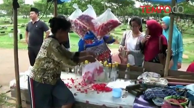 Jelang Ramadan, Pemakaman Ramai Dikunjungi Peziarah