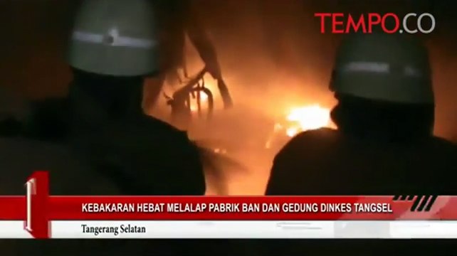 Kebakaran Hebat Melalap Pabrik Ban dan Gedung Dinkes Tangsel
