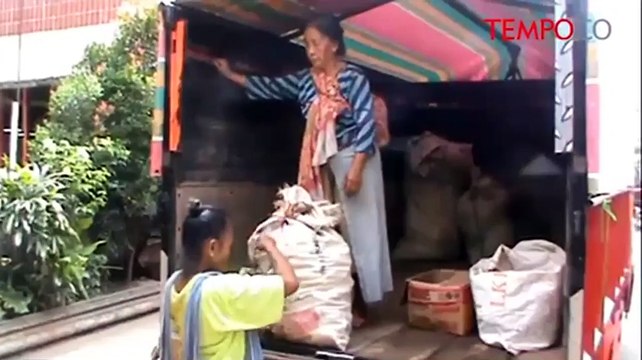 May Day, Wanita Tangguh Buruh Gendong Ini Tak Kenal Libur