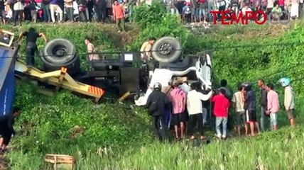 Dramatis, Penyelamatan Sopir Truk yang Terbalik di Persawahan