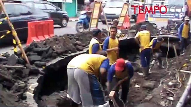 Hujan Deras, Jalan Ini Amblas Sedalam Satu Meter